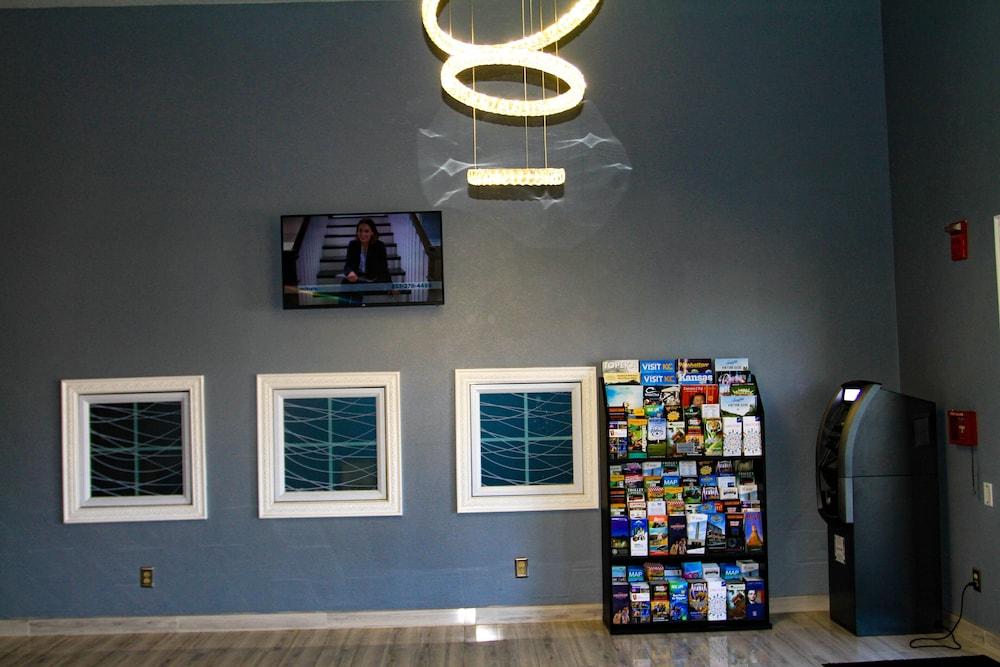 Super 8 By Wyndham Lenexa Overland Park Area/Mall Area Exterior photo