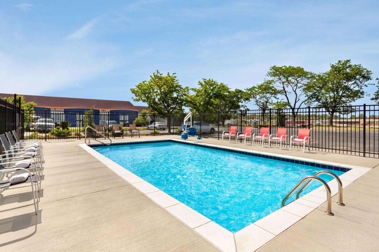 Super 8 By Wyndham Lenexa Overland Park Area/Mall Area Exterior photo
